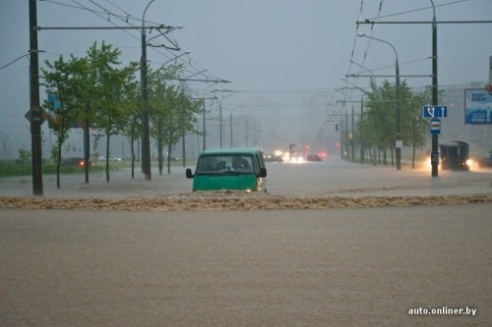 Сильный ливень 1 июня парализовал движение в Минске (ФОТО)