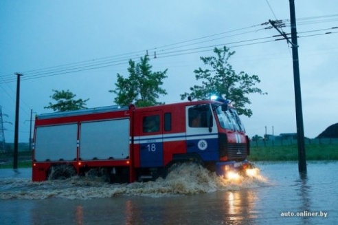 Сильный ливень 1 июня парализовал движение в Минске (ФОТО)