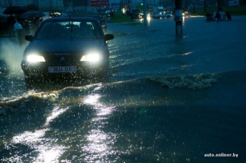 Сильный ливень 1 июня парализовал движение в Минске (ФОТО)