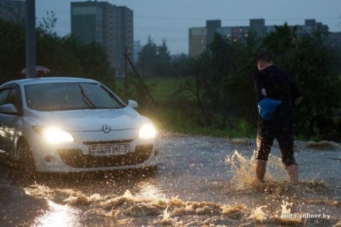 Сильный ливень 1 июня парализовал движение в Минске (ФОТО)