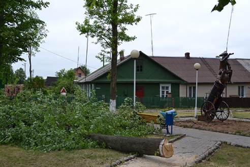 Вакол скульптуры Мюнхаўзена спілавалі дрэвы