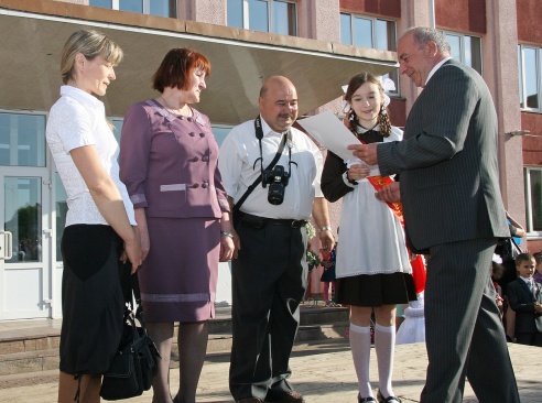 І закружыў баль развітальны