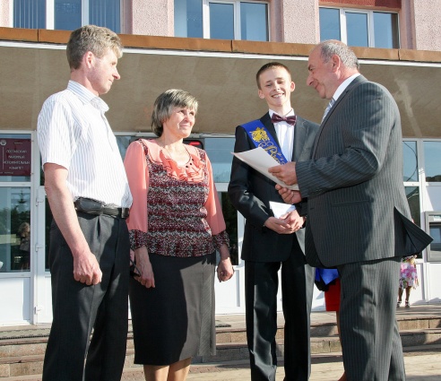 І закружыў баль развітальны