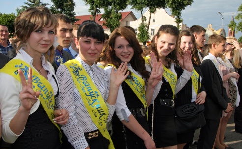 І закружыў баль развітальны