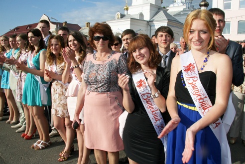 І закружыў баль развітальны