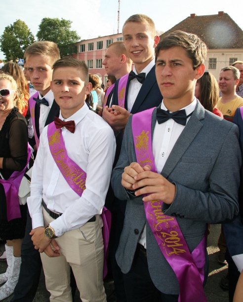 І закружыў баль развітальны