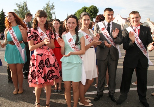 І закружыў баль развітальны