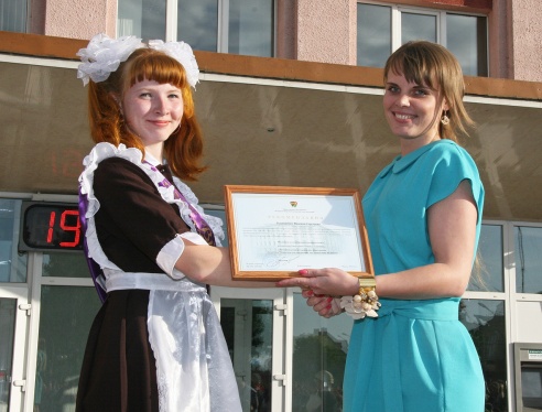 І закружыў баль развітальны