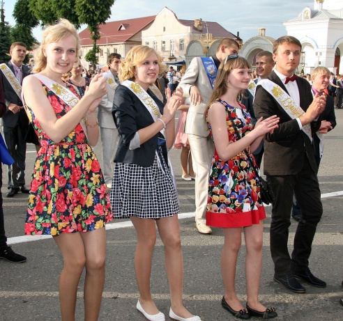 І закружыў баль развітальны