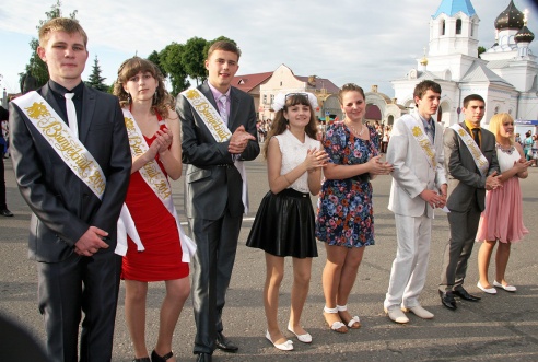 І закружыў баль развітальны