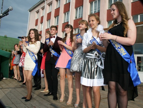 І закружыў баль развітальны