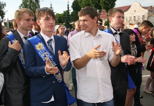 І закружыў баль развітальны