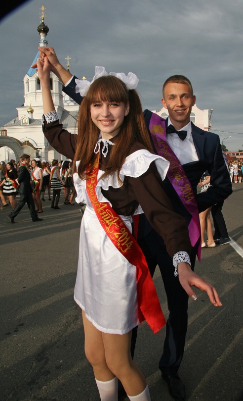 І закружыў баль развітальны