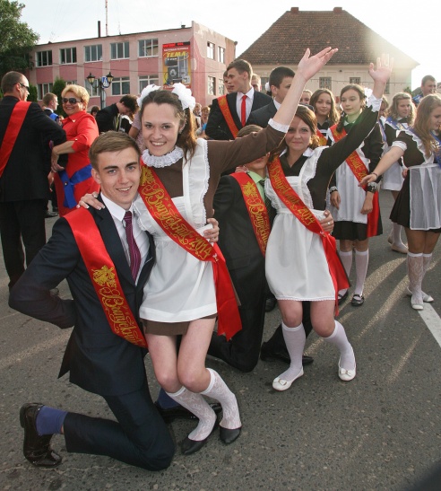 І закружыў баль развітальны