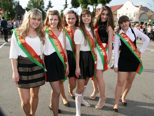 І закружыў баль развітальны