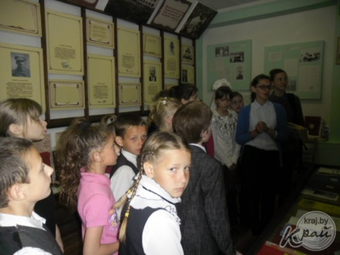 Члены “Літаратурнай гасцёўні” з Вілейкі падаравалі ільянскім школьнікам кнігу сваіх твораў “Яшчэ не позна…” (ФОТА)