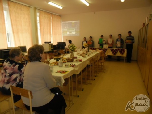 Члены “Літаратурнай гасцёўні” з Вілейкі падаравалі ільянскім школьнікам кнігу сваіх твораў “Яшчэ не позна…” (ФОТА)
