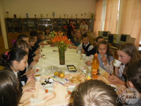 Члены “Літаратурнай гасцёўні” з Вілейкі падаравалі ільянскім школьнікам кнігу сваіх твораў “Яшчэ не позна…” (ФОТА)