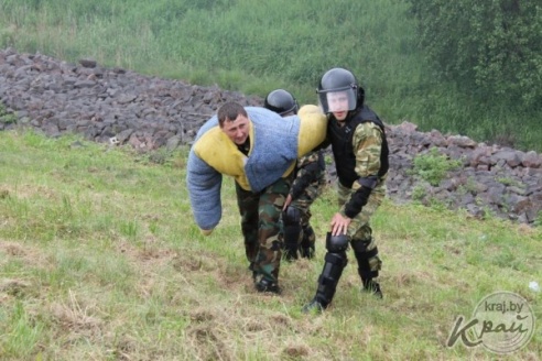 В Вилейском районе во время учений МЧС взорвали здание техмастерских и задержали «террористов» (ФОТО)