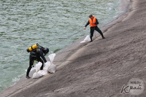 В Вилейском районе во время учений МЧС взорвали здание техмастерских и задержали «террористов» (ФОТО)