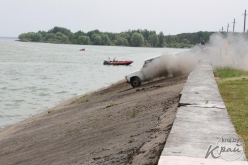 В Вилейском районе во время учений МЧС взорвали здание техмастерских и задержали «террористов» (ФОТО)