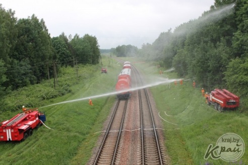 В Вилейском районе во время учений МЧС взорвали здание техмастерских и задержали «террористов» (ФОТО)