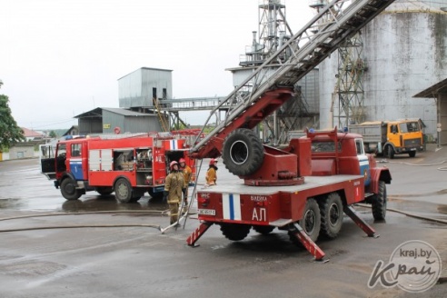 В Вилейском районе во время учений МЧС взорвали здание техмастерских и задержали «террористов» (ФОТО)