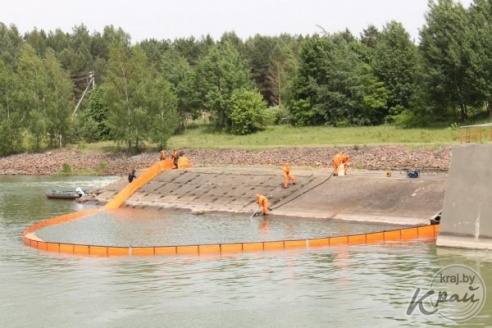В Вилейском районе во время учений МЧС взорвали здание техмастерских и задержали «террористов» (ФОТО)