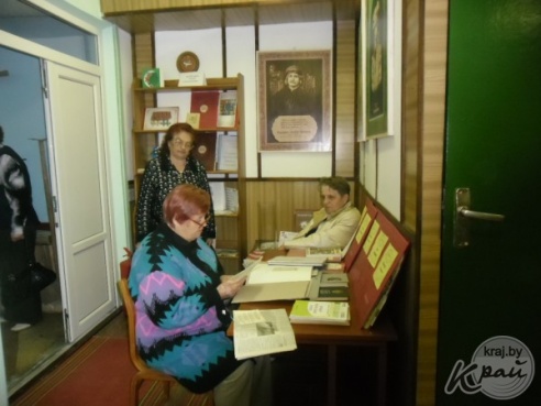 Сябры “Літаратурнай гасцёўні” з Вілейкі падаравалі ільянскім школьнікам кнігу сваіх твораў “Яшчэ не позна…” (ФОТА)