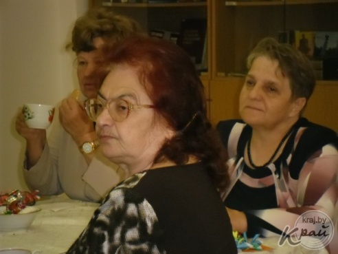 Сябры “Літаратурнай гасцёўні” з Вілейкі падаравалі ільянскім школьнікам кнігу сваіх твораў “Яшчэ не позна…” (ФОТА)