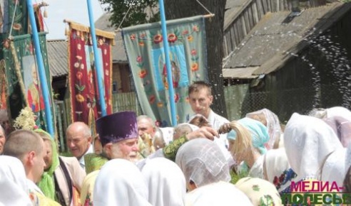 В День Святой Троицы в православных храмах прошли праздничные службы