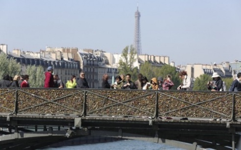В Париже из-за "замочков любви" обрушилась ограда моста через Сену (ФОТО)