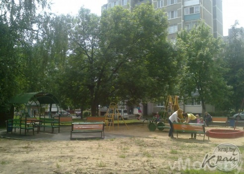 Новая детская площадка на Ясинского