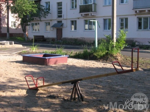 Новая детская площадка на Ясинского