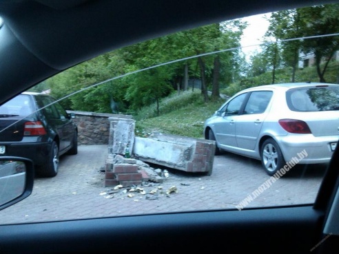 В Мозыре «Форд Мондео» снес декоративный бордюр (фото)
