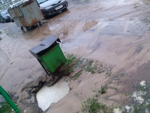 Фотофакт: В Светлогорске прорвало водопровод и затопило двор