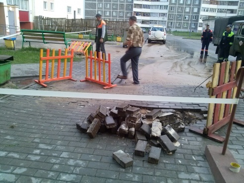 Фотофакт: В Светлогорске прорвало водопровод и затопило двор