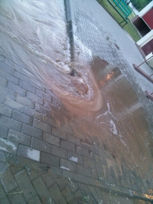 Фотофакт: В Светлогорске прорвало водопровод и затопило двор