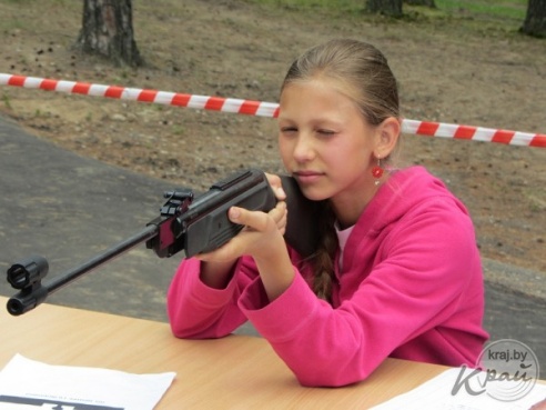 Самых метких стрелков из пневматической винтовки определили в детском лагере на Вилейщине (ФОТО)