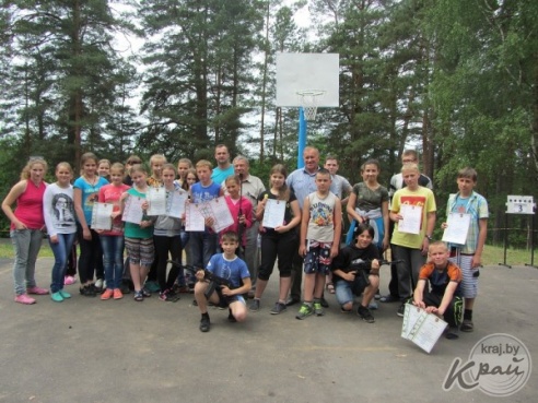 Самых метких стрелков из пневматической винтовки определили в детском лагере на Вилейщине (ФОТО)