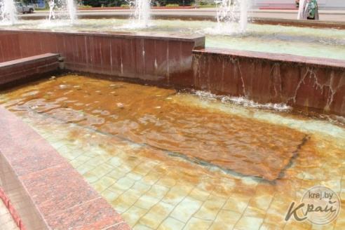 ФОТОФАКТ: В фонтане в центре Вилейки – ржавая вода