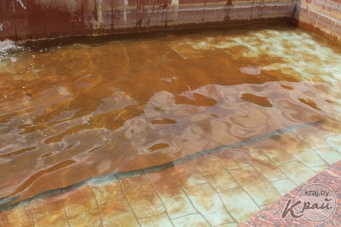 ФОТОФАКТ: В фонтане в центре Вилейки – ржавая вода