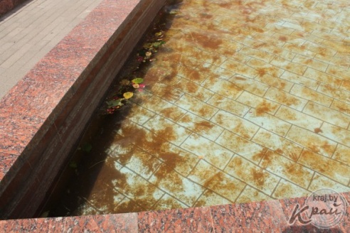 ФОТОФАКТ: В фонтане в центре Вилейки – ржавая вода