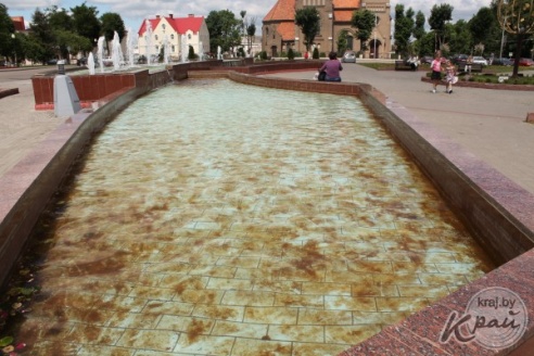 ФОТОФАКТ: В фонтане в центре Вилейки – ржавая вода