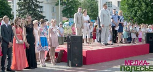 Перед выпускниками школ открылась дверь в большую жизнь