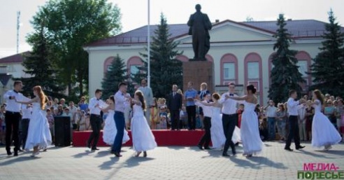 Перед выпускниками школ открылась дверь в большую жизнь