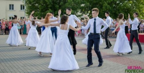 Перед выпускниками школ открылась дверь в большую жизнь