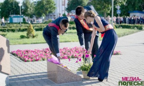 Перед выпускниками школ открылась дверь в большую жизнь