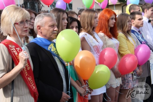 Выпускники Вилейского района станцевали последний школьный вальс (ФОТО)