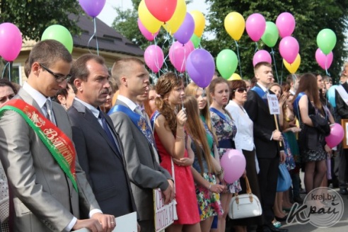 Выпускники Вилейского района станцевали последний школьный вальс (ФОТО)